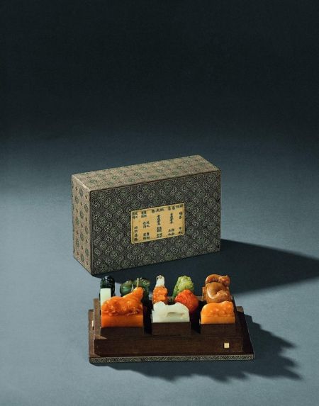 清康熙 康熙御用田黄玉石印章 一套十二方，香港佳士得2003年春拍，成交价2134万港元