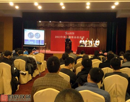 上海崇源机制币拍卖现场气氛热烈