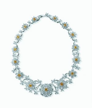 天然艳彩黄钻配钻石项链以339.25万元成交。