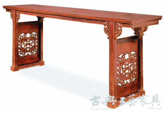 清早期 黄花梨螭龙纹带托泥平头案，2013年秋季拍品。（图片提供：中国嘉德）