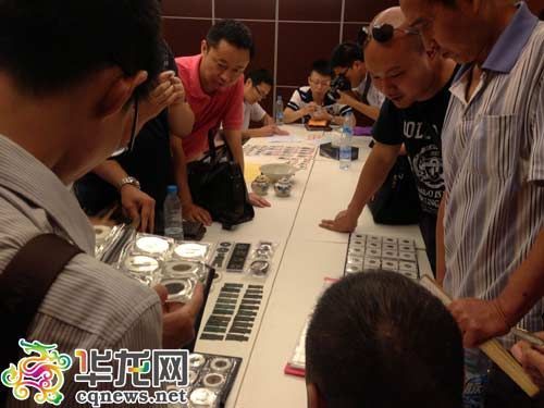 拍卖会现场。见习记者 李炜 摄 