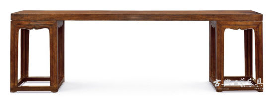 清康熙 黄花梨独板架几案，成交价2357万港元（图片提供：中国嘉德）