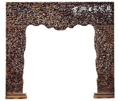 清乾隆 清宫花梨木雕花鸟纹落地罩，成交价3910万元。