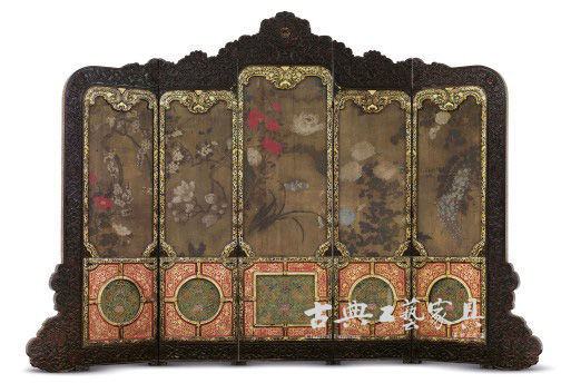 清雍正 黑漆泥金贴鸡翅木玻璃炕屏，成交价1143万港元(人民币905万元)。(图片提供：香港佳士得)
