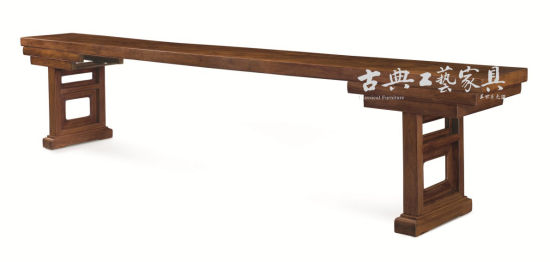 十八世纪 黄花梨架几案，成交价908万美元(人民币5651万元)