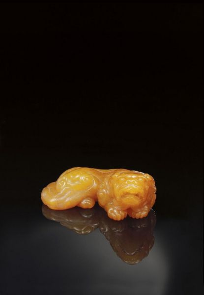 明十七世纪 田黄石雕瑞狮纸镇 香港苏富比2006年秋拍，成交价3932万港元