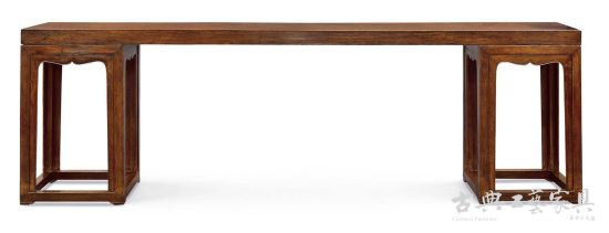 清康熙 黄花梨独板架几案，成交价2357万港元。（图片提供：中国嘉德）