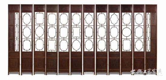 清早期 黄花梨雕螭龙庆寿纹十二扇屏风，成交价690万港元。(图片提供：保利香港)