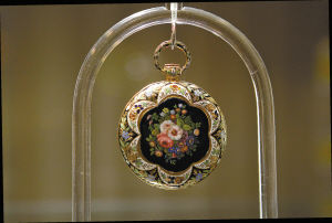 香港苏富比和佳士得近两年来钟表等奢侈品拍卖规模不断扩大。