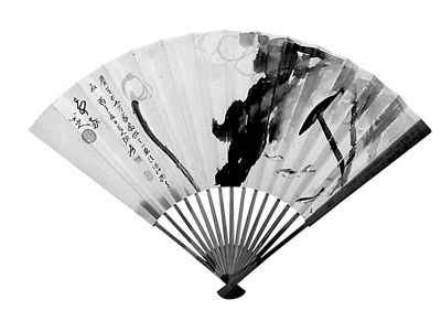 张大千纸本成扇《拟八大墨荷》亮相匡时春拍。 （匡时供图）