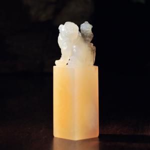 郭功森作荔枝洞石醒狮贺岁钮方章　　福建东南2013春拍拍品