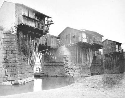 被 世 界 摄 影 史 誉 为 “ 第 一 位 纪 实摄影家”的约翰 · 汤姆森( JohnT hom son，1837- 1921)于1870年 前 后 拍摄于台湾、汕头和厦门等地的71张原版蛋白 照 片 估 价7 - 10万 英 镑 ， 最 终 成 交 价13 .45万英镑(约合人民币126万元)，平均每张约2万元人民币。