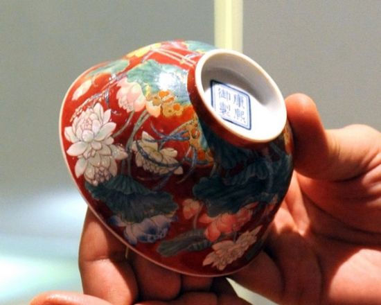 清康熙御制胭脂红地珐琅彩莲花图碗 