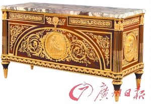 约1880年法国路易十六风格鎏金刻花桃花心木橱柜。