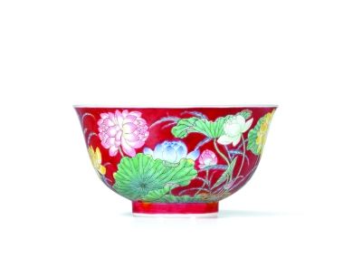 清康熙胭脂红地珐琅彩莲花图盌