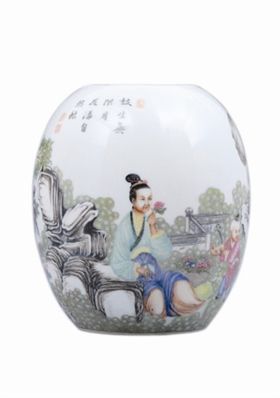 乾隆御制珐琅彩庭园人物图题诗灯笼尊，2007春季艺术品拍卖会上以8400万元成交，为当时中国瓷器在国内的最高成交价