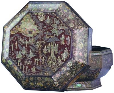元 黑漆嵌螺钿广寒宫群仙宴乐图八方盖盒（香港佳士得供图）
