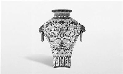 清乾隆黄地粉彩轧道锦地折枝蕃莲纹铺首活环盘口小瓶将亮相“玫茵堂珍藏——重要中国御瓷选萃之五”。 （苏富比供图）