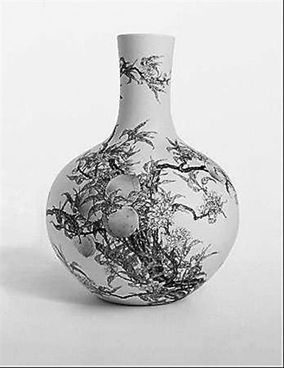 “玫茵堂”藏清乾隆年间的粉彩九桃天球瓶。
