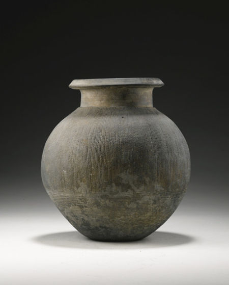 周至战国印纹灰陶罐（清乾隆己丑年御制诗） 73.5650万英镑 2012年11月7日伦敦苏富比拍卖