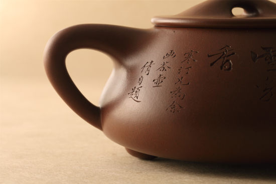 顾景舟制吴湖帆书江寒汀画大石瓢壶 局部