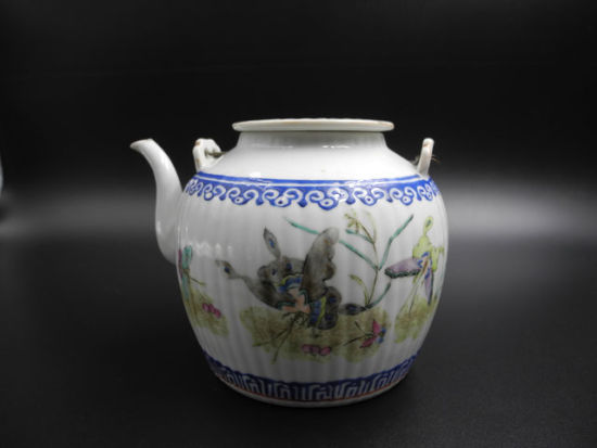 【清咸丰 粉彩花蝶纹瓜棱壶】 