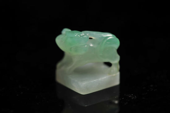 清 天然翡翠春带彩瑞兽钮印式佩