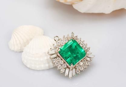 13.78克拉哥伦比亚祖母绿吊坠 总重量15.1克。祖母绿13.78克拉，产地哥伦比亚，钻石。RMB：450000-550000