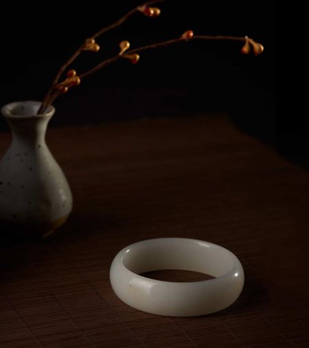 和田玉手镯 总重量68.8克。和田玉。	此款籽料手镯饱满莹润，皮色靓丽，古朴典雅，时尚美观。RMB：180000-250000