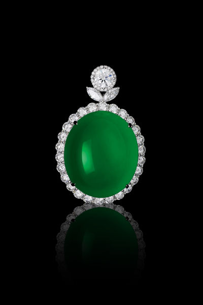 　　缅甸天然翡翠蛋面吊坠 　　配以钻石 镶18K金 　　尺寸：32.26mm×27.8mm×13.58mm