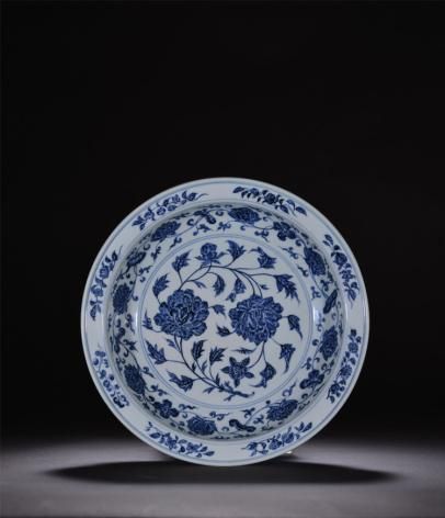 　　明永乐 御窑青花仰覆牡丹大折沿盘 　　尺寸：D 39.5cm 　　来源：日本私人珍藏