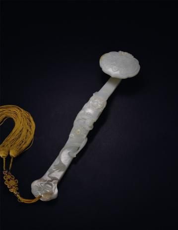 　　清乾隆 白玉雕龙纹如意 　　尺寸：L 17.5cm 　　清乾隆 铜鎏金弥勒菩萨像