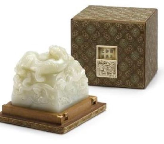 清康熙(印钮)／雍正(印面) 雍正帝御宝白玉九螭钮方玺 印文：《雍正御笔之宝》 玺： 7.5 x 6.1 x 6.1 公分； 盒连盖：9.1 x 9.1 x 8.6 公分 估价：3,000万至4,000万港元／380万至510万美元