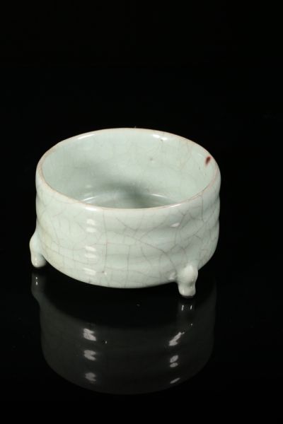 明 　　官窑粉青釉弦纹三足炉 　　高：7cm 直径：12.5cm