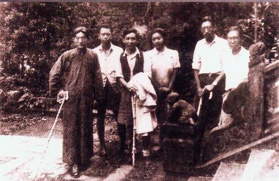1943年国立中央大学艺术系部分成员在青城山，左四为张蒨英