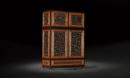 十八世纪 紫檀海水龙纹立柜 高：60cm。