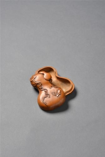 清 黄杨木雕葫芦形小盒 尺寸：L 8.6 cm