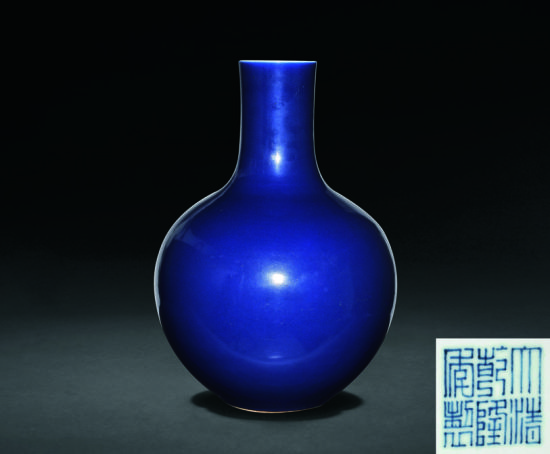 Lot3101 清乾隆 祭蓝釉大天球瓶  高 56cm