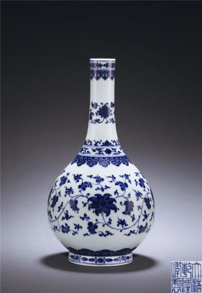 清乾隆 唐英制青花缠枝莲纹胆瓶