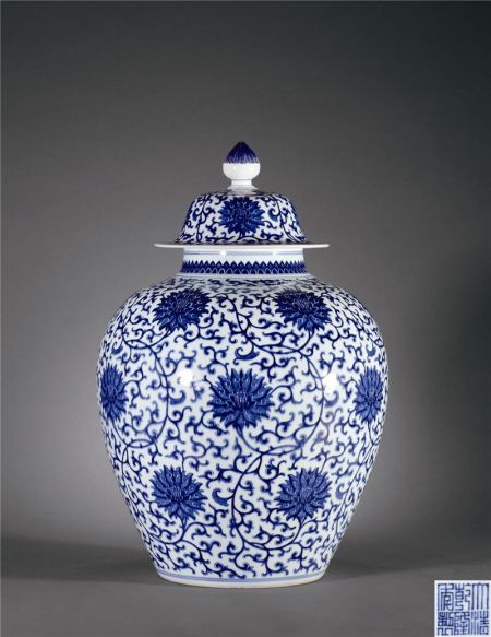 清乾隆 青花缠枝莲纹太白盖罐