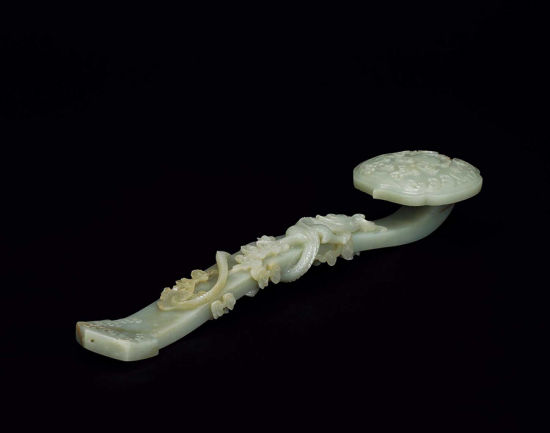 清乾隆 青白玉龙纹如意