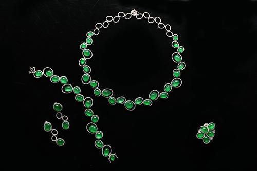 翡翠项链、手链、耳饰、戒指套装－“春日心语” 　　总重量106.2克。翡翠，钻石，18K金。 　　估价：RMB2,500,000-3,000,000