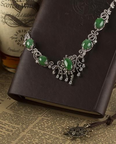 翡翠项链－“罗马假日” 　　总重量56.8克。翡翠，钻石，18K金。可拆解用做胸针。 　　估价：RMB640,000-780,000