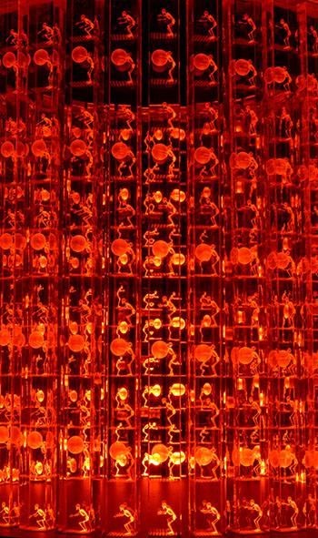 许仲敏 气泡传递 机械装置 ［水晶，LED灯，机械传动] (D) 136 × (H) 208 cm 2013年