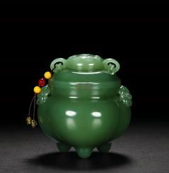 名称：碧玉三足兽面耳香薰 　　作者：杨光 　　规格：6.0×5.5×5.5 115g