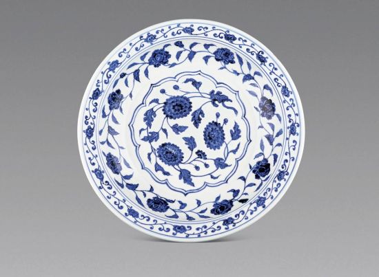 明永乐-青花缠枝花卉纹大盘
