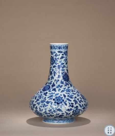 清雍正 青花缠枝莲纹荸荠瓶