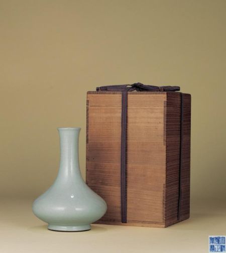 清雍正 仿官釉荸荠瓶