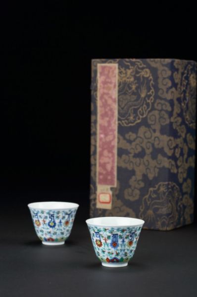 Lot 3960 清雍正 斗彩缠枝莲纹杯一对 D：6cmx2 H : 5cmx2