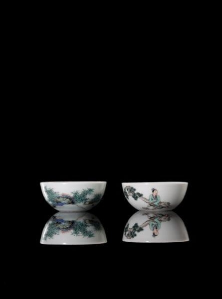 Lot 4009 清雍正 五彩鹬蚌相争图卧足杯一对 D：7cmx2